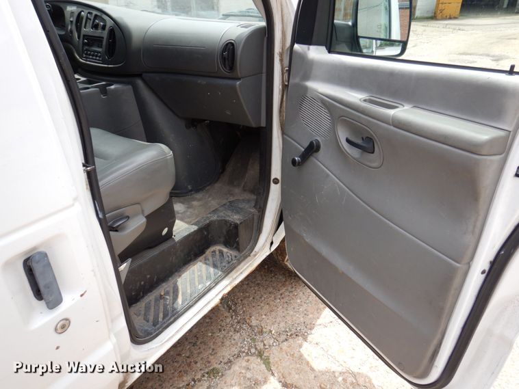 image for item DP5571 2004 Ford E350 Super Duty  van with bucket lift
