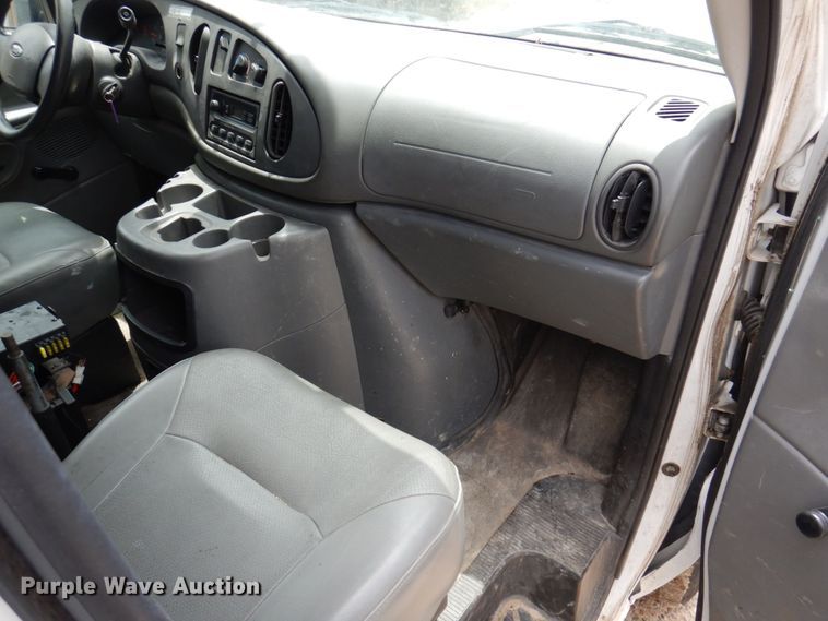 image for item DP5571 2004 Ford E350 Super Duty  van with bucket lift