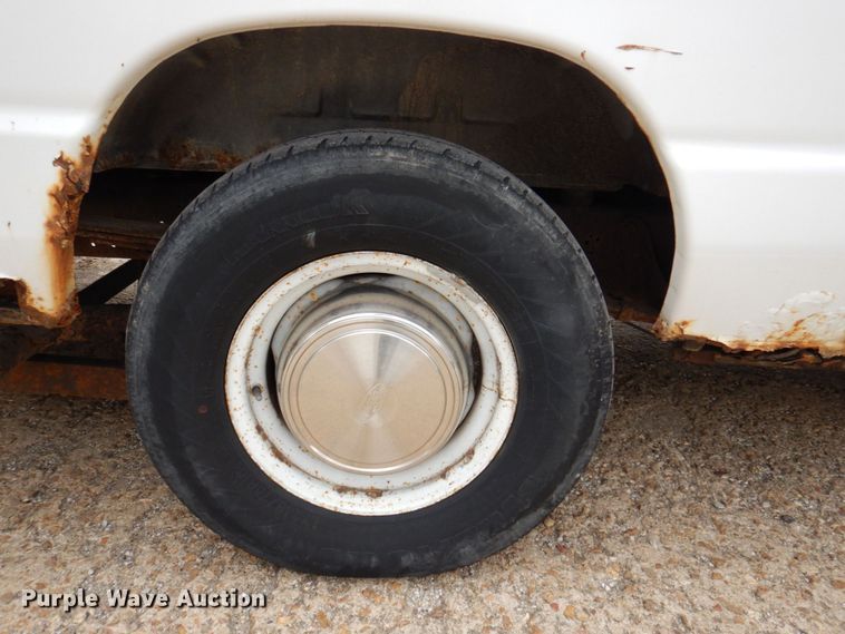 image for item DP5571 2004 Ford E350 Super Duty  van with bucket lift