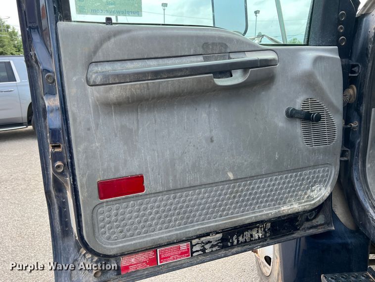 image for item DS8279 2005 Ford F750  flatbed truck