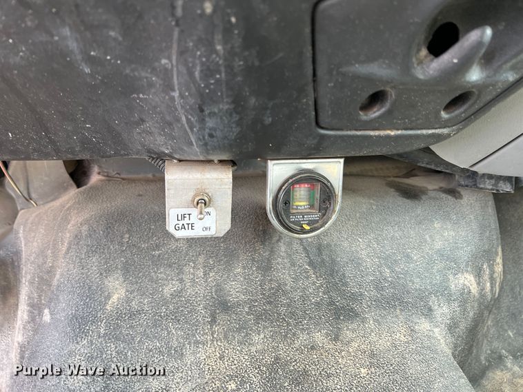 image for item DS8279 2005 Ford F750  flatbed truck