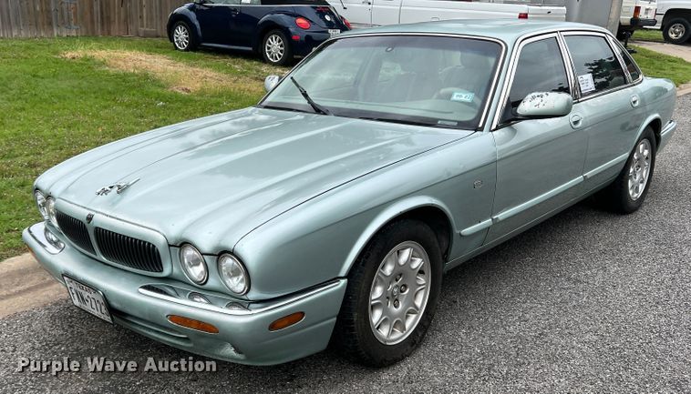 image for item DS8285 2001 Jaguar XJ8