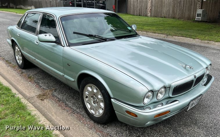 image for item DS8285 2001 Jaguar XJ8