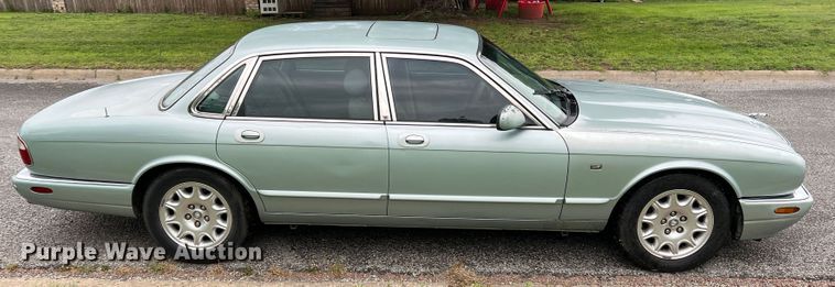 image for item DS8285 2001 Jaguar XJ8