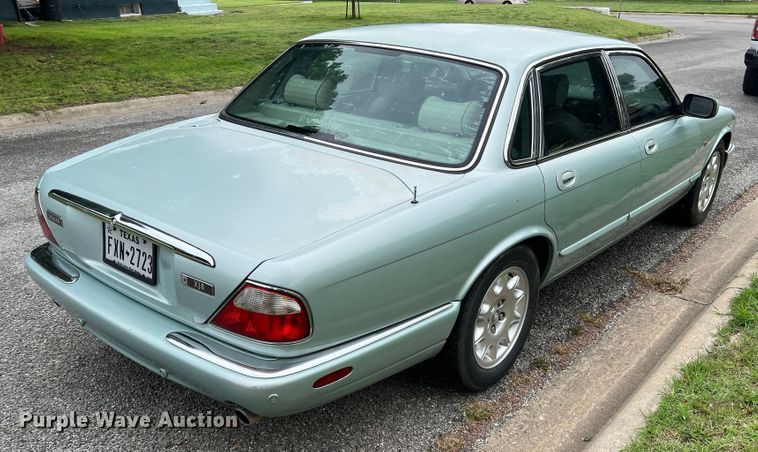 image for item DS8285 2001 Jaguar XJ8