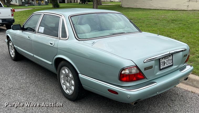 image for item DS8285 2001 Jaguar XJ8