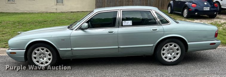 image for item DS8285 2001 Jaguar XJ8