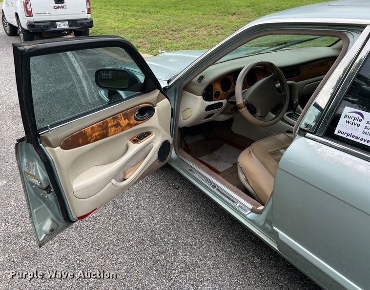 image for item DS8285 2001 Jaguar XJ8