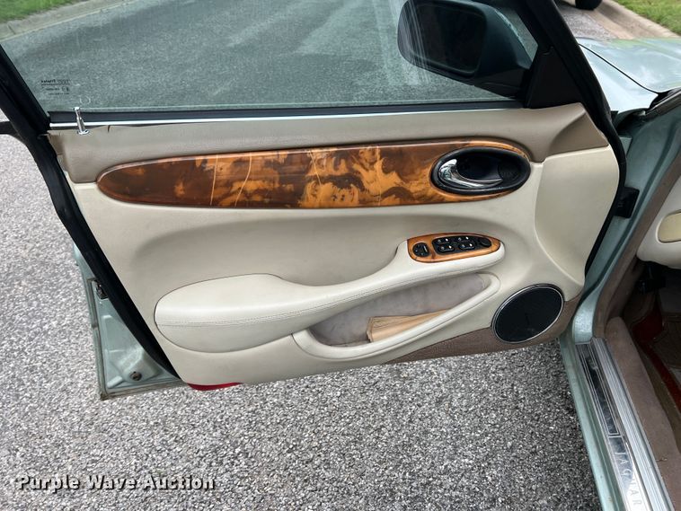 image for item DS8285 2001 Jaguar XJ8