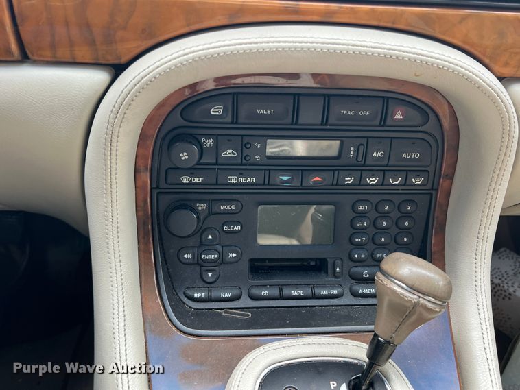 image for item DS8285 2001 Jaguar XJ8