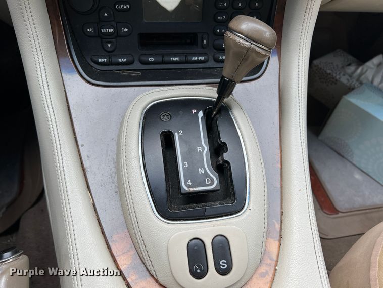 image for item DS8285 2001 Jaguar XJ8