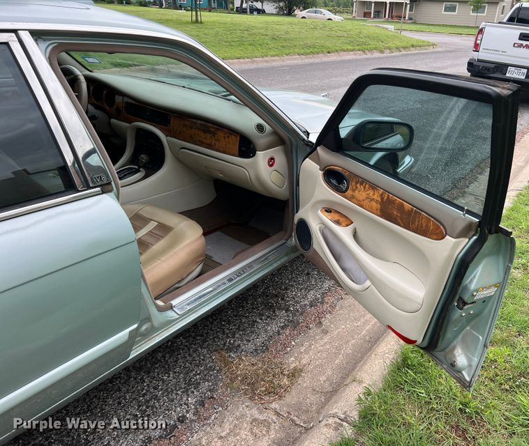 image for item DS8285 2001 Jaguar XJ8