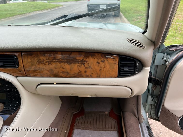 image for item DS8285 2001 Jaguar XJ8