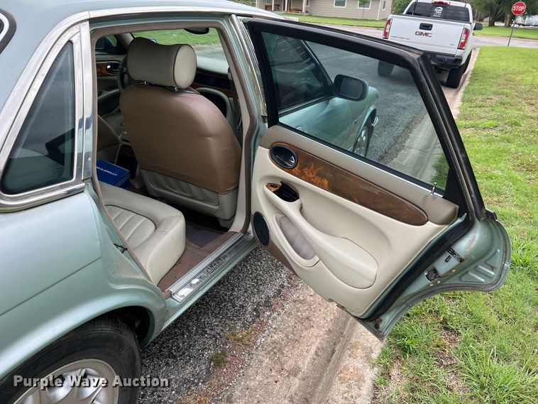 image for item DS8285 2001 Jaguar XJ8
