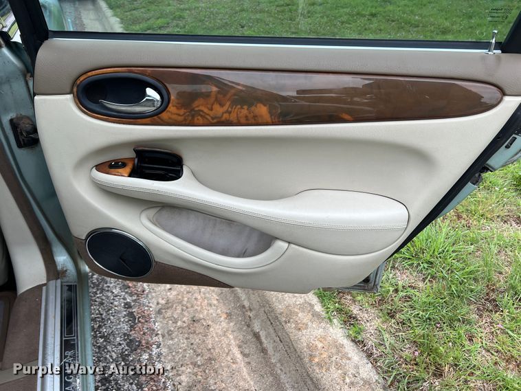 image for item DS8285 2001 Jaguar XJ8