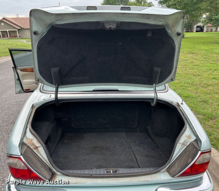 image for item DS8285 2001 Jaguar XJ8