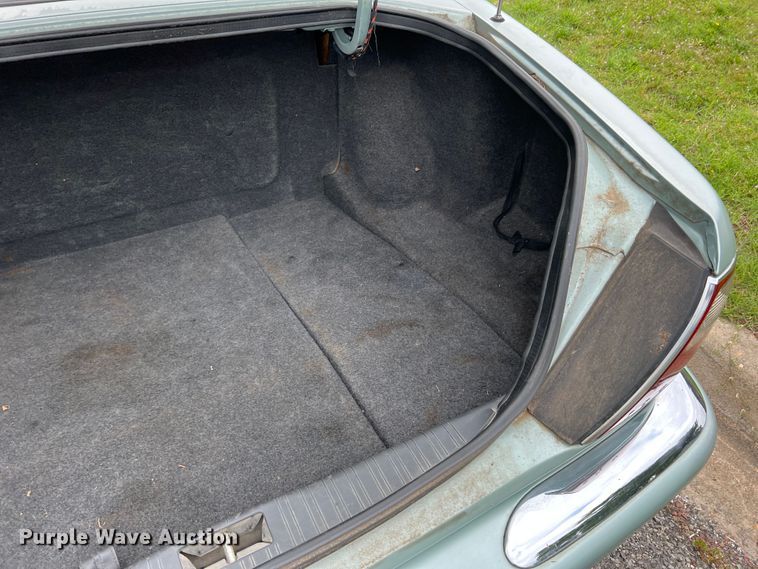 image for item DS8285 2001 Jaguar XJ8