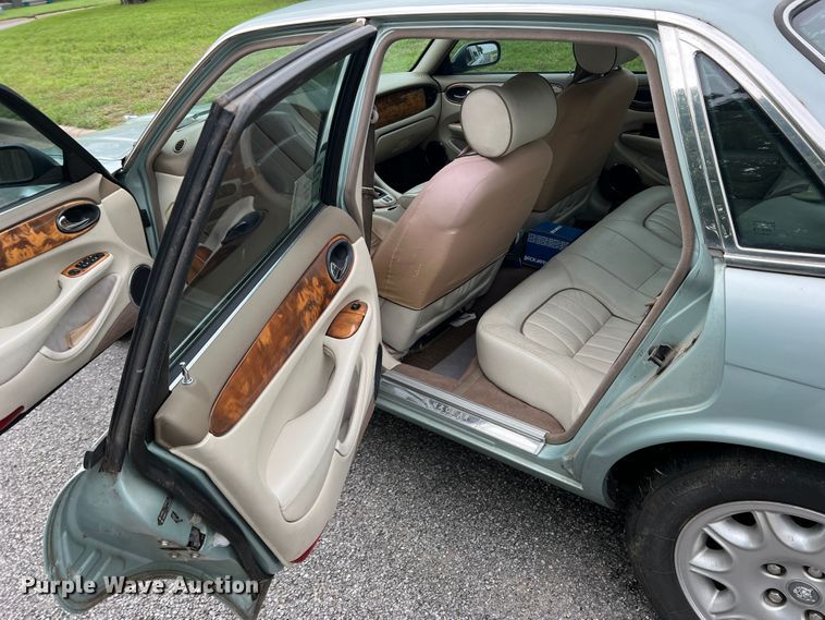 image for item DS8285 2001 Jaguar XJ8