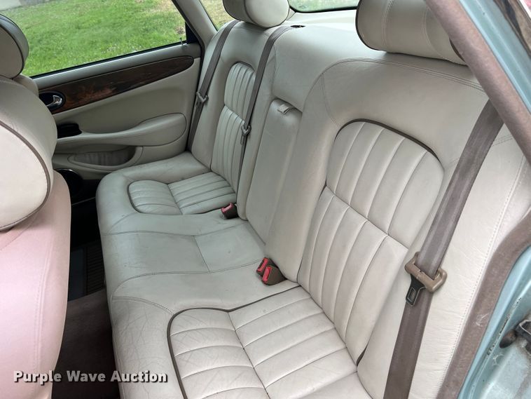 image for item DS8285 2001 Jaguar XJ8