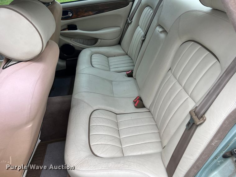 image for item DS8285 2001 Jaguar XJ8