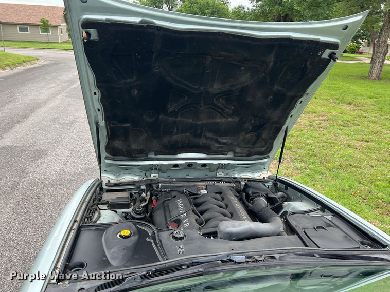 image for item DS8285 2001 Jaguar XJ8