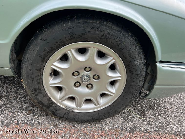 image for item DS8285 2001 Jaguar XJ8