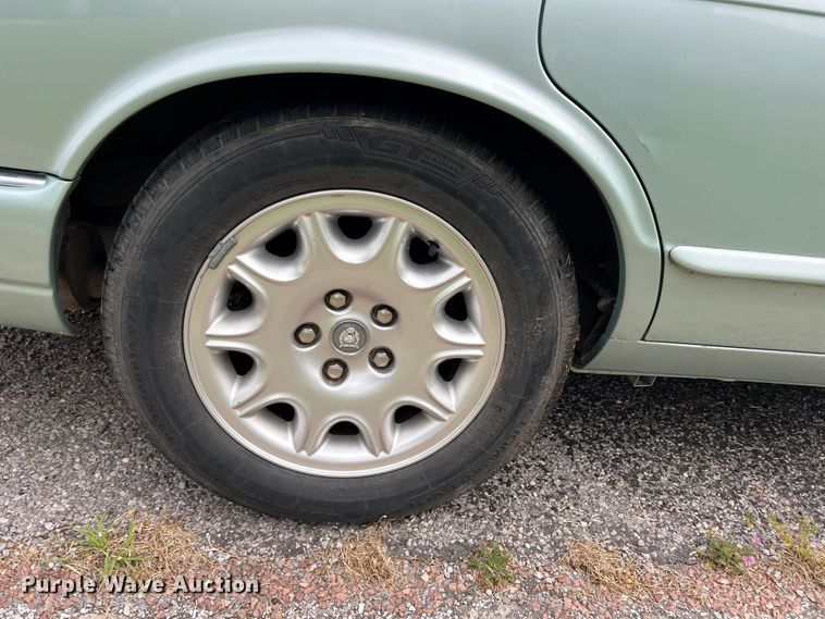 image for item DS8285 2001 Jaguar XJ8