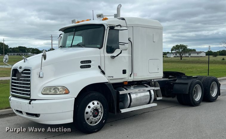 image for item HL9102 2005 Mack CXN613  semi truck