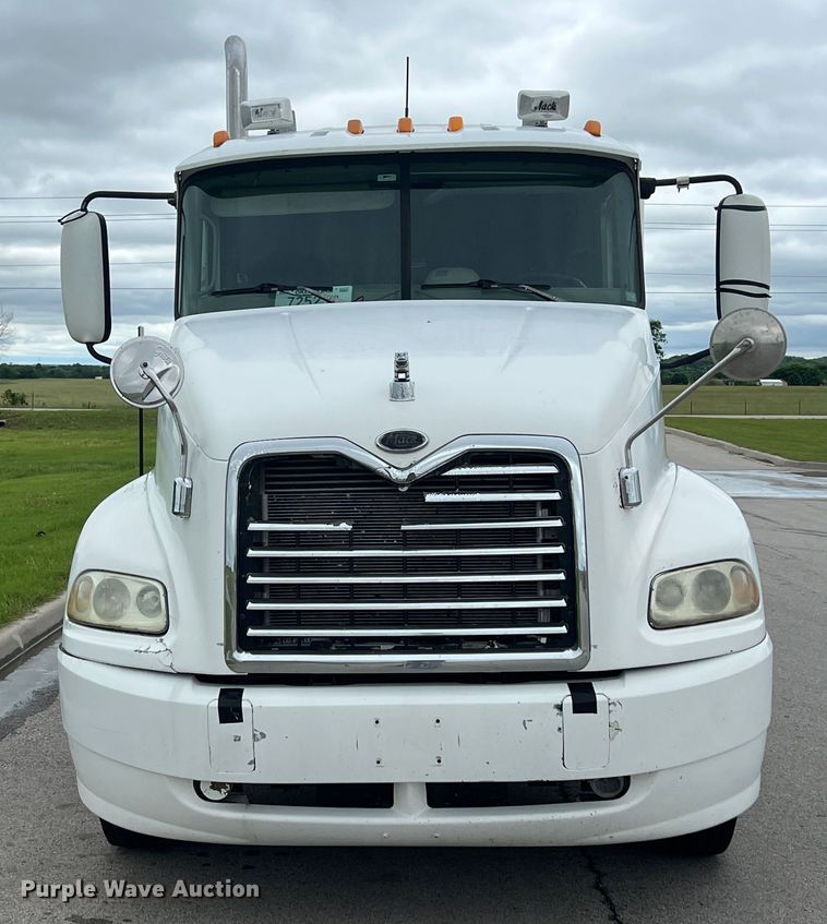 image for item HL9102 2005 Mack CXN613  semi truck