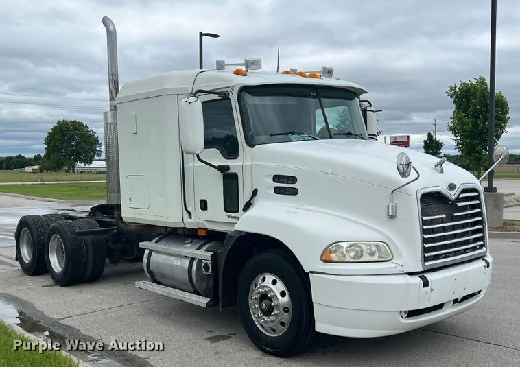 image for item HL9102 2005 Mack CXN613  semi truck