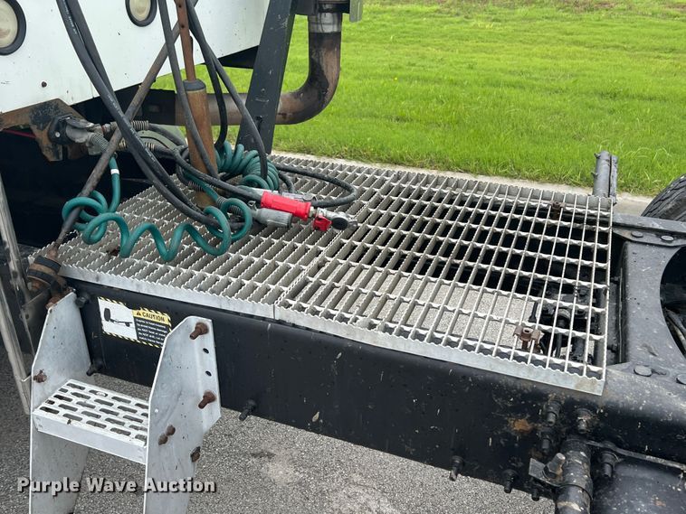 image for item HL9102 2005 Mack CXN613  semi truck