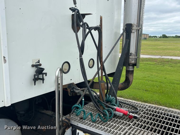 image for item HL9102 2005 Mack CXN613  semi truck