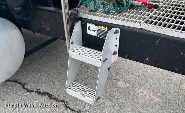 image for item HL9102 2005 Mack CXN613  semi truck