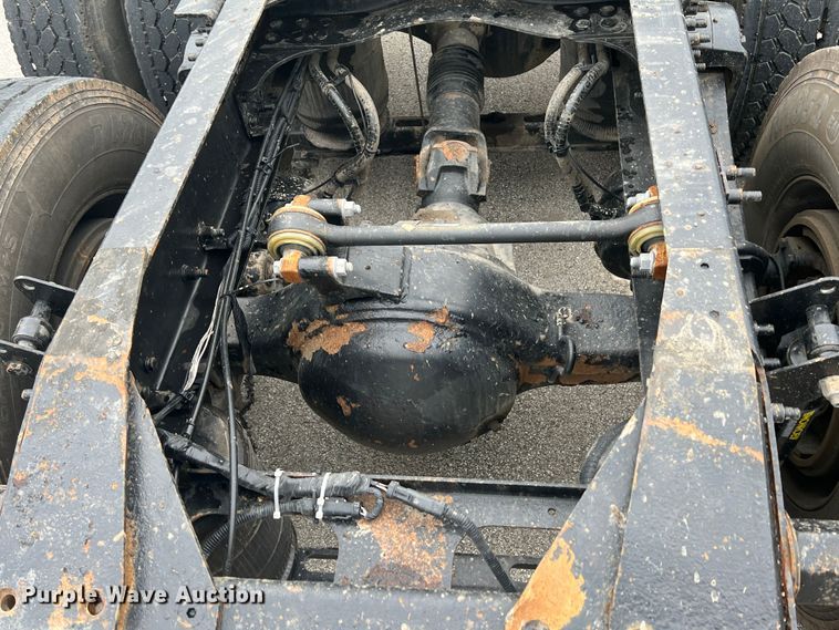 image for item HL9102 2005 Mack CXN613  semi truck