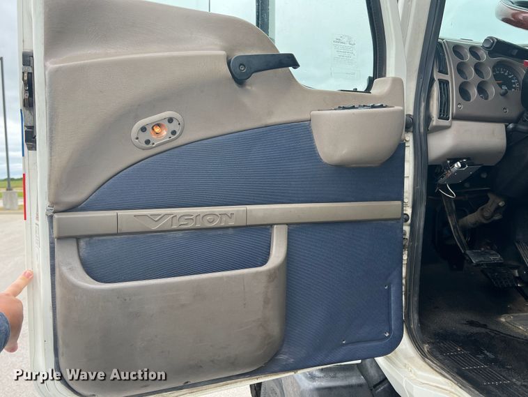 image for item HL9102 2005 Mack CXN613  semi truck