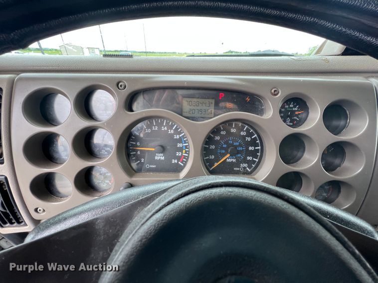 image for item HL9102 2005 Mack CXN613  semi truck