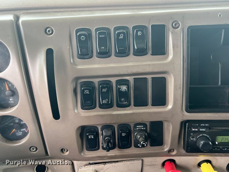 image for item HL9102 2005 Mack CXN613  semi truck