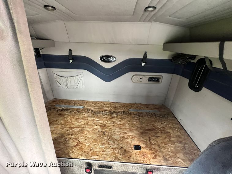 image for item HL9102 2005 Mack CXN613  semi truck