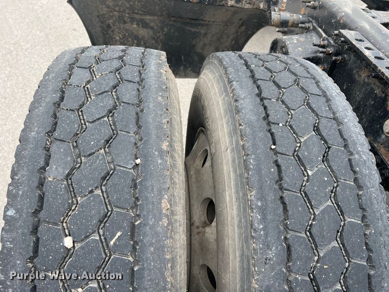 image for item HL9102 2005 Mack CXN613  semi truck