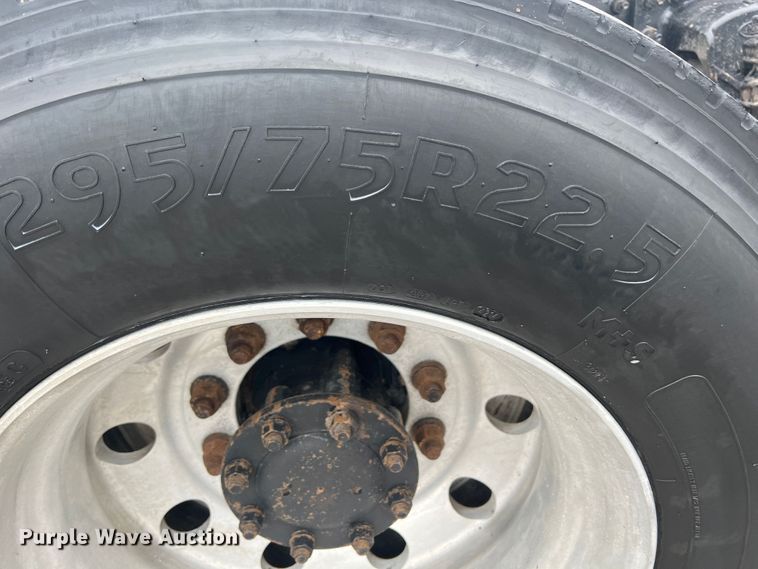 image for item HL9102 2005 Mack CXN613  semi truck