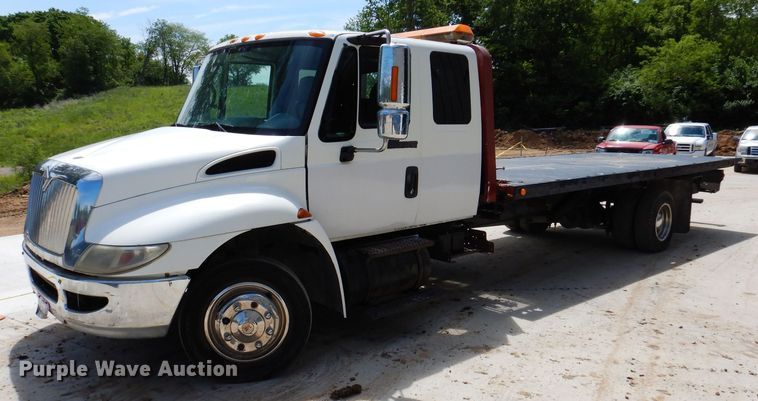 image for item JH9717 2003 International 4300  rollback truck