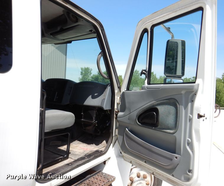 image for item JH9717 2003 International 4300  rollback truck