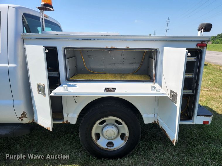 image for item JL9996 2008 Ford F350 Super Duty XL  SuperCab utility bed pickup truck