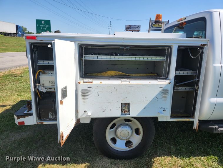 image for item JL9996 2008 Ford F350 Super Duty XL  SuperCab utility bed pickup truck