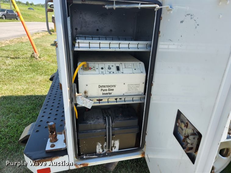 image for item JL9996 2008 Ford F350 Super Duty XL  SuperCab utility bed pickup truck