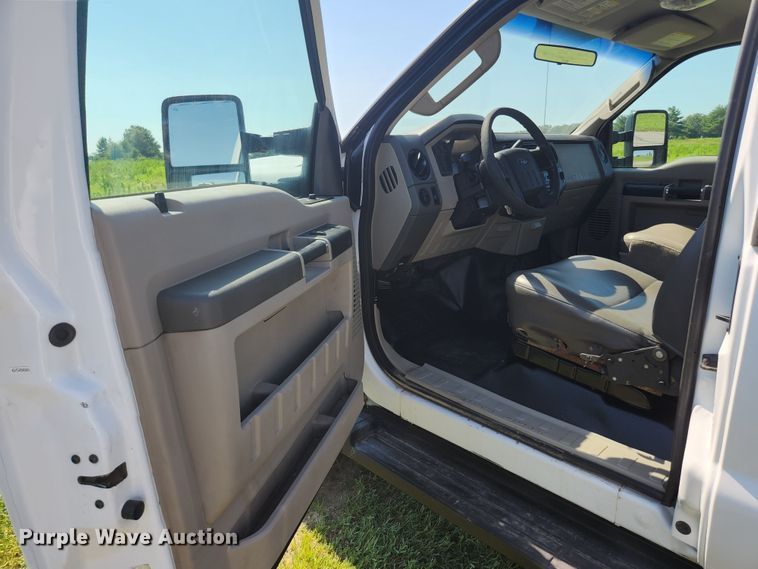 image for item JL9996 2008 Ford F350 Super Duty XL  SuperCab utility bed pickup truck