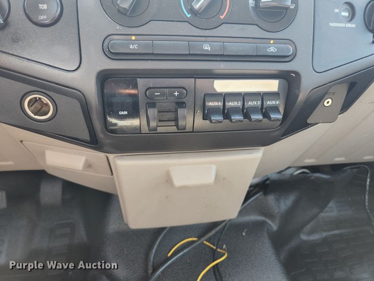 image for item JL9996 2008 Ford F350 Super Duty XL  SuperCab utility bed pickup truck