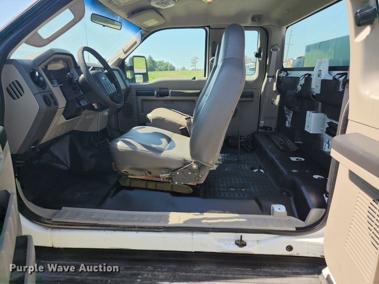 image for item JL9996 2008 Ford F350 Super Duty XL  SuperCab utility bed pickup truck