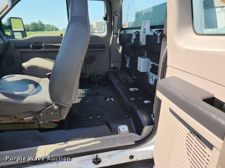 image for item JL9996 2008 Ford F350 Super Duty XL  SuperCab utility bed pickup truck