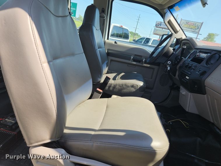 image for item JL9996 2008 Ford F350 Super Duty XL  SuperCab utility bed pickup truck